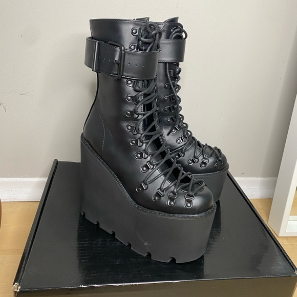 BLACK, Sizes 7us
Synthetic Upper EVA Sole
6" Heel
3" Platform
Never used. - Picture 3 of 4